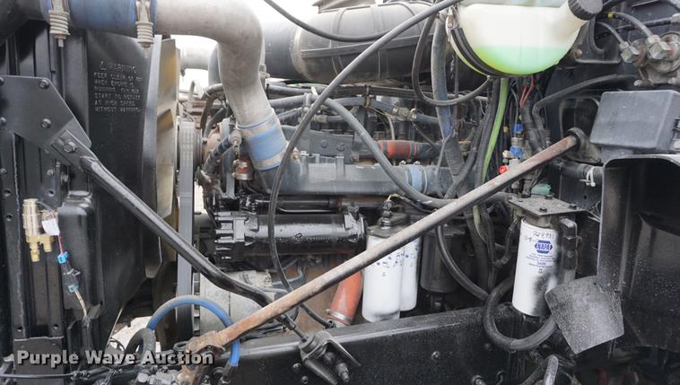 image for item DE3195 1999 Mack CH613 roll-off container truck