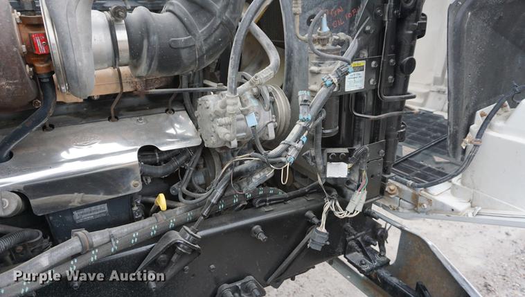 image for item DE3195 1999 Mack CH613 roll-off container truck