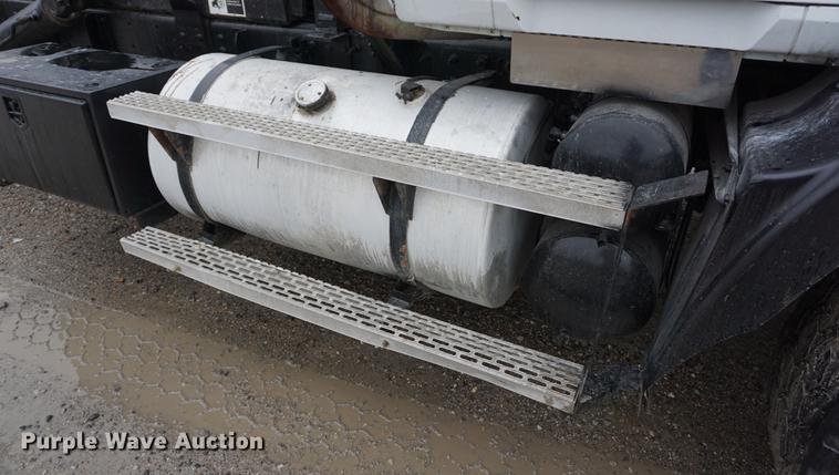 image for item DE3195 1999 Mack CH613 roll-off container truck