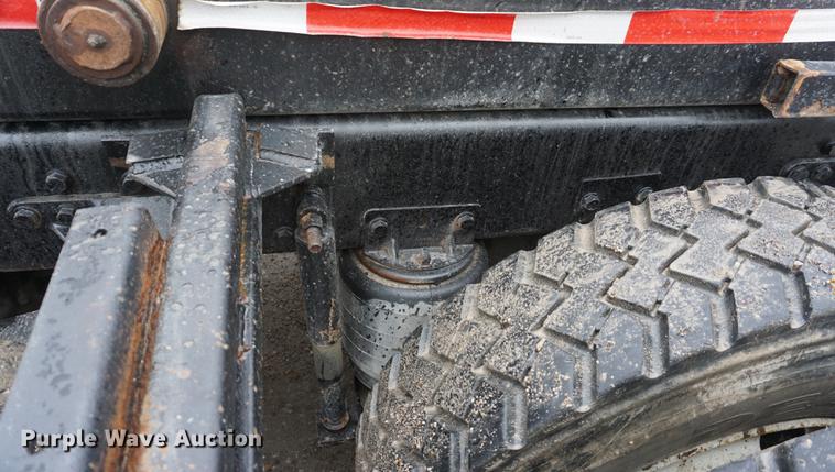 image for item DE3195 1999 Mack CH613 roll-off container truck