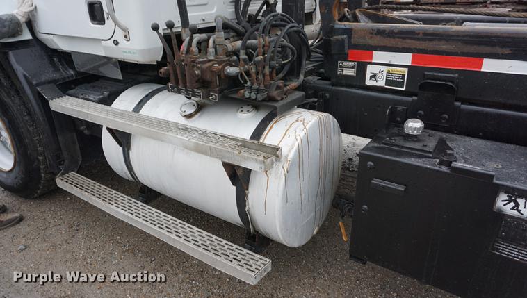 image for item DE3195 1999 Mack CH613 roll-off container truck