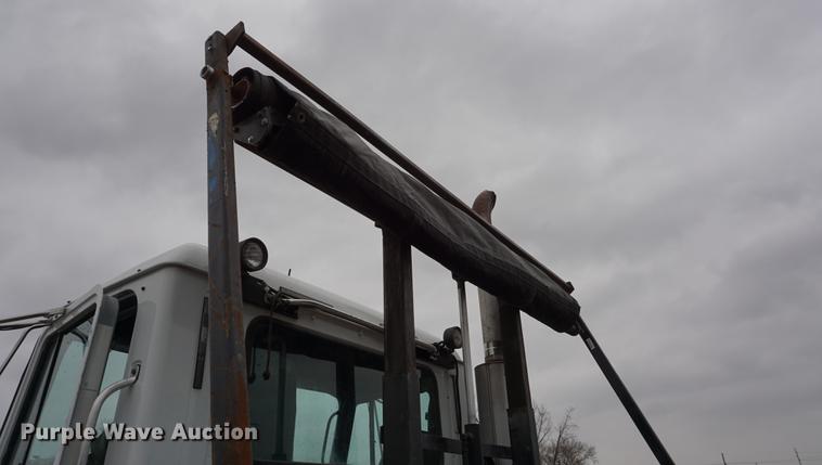 image for item DE3195 1999 Mack CH613 roll-off container truck