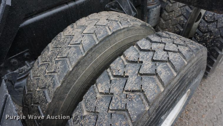 image for item DE3195 1999 Mack CH613 roll-off container truck