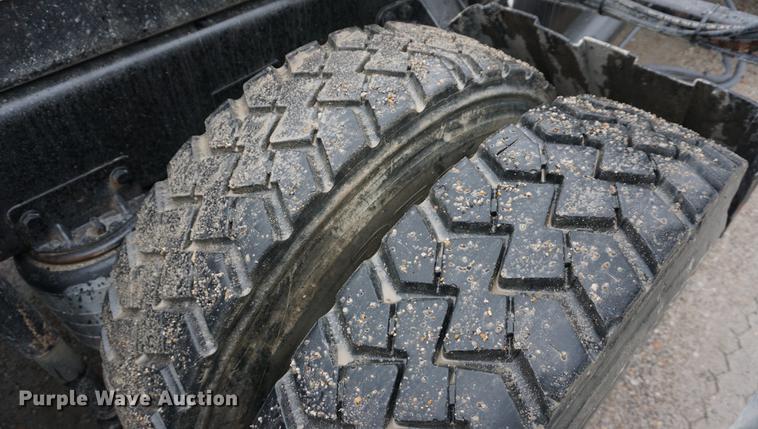 image for item DE3195 1999 Mack CH613 roll-off container truck