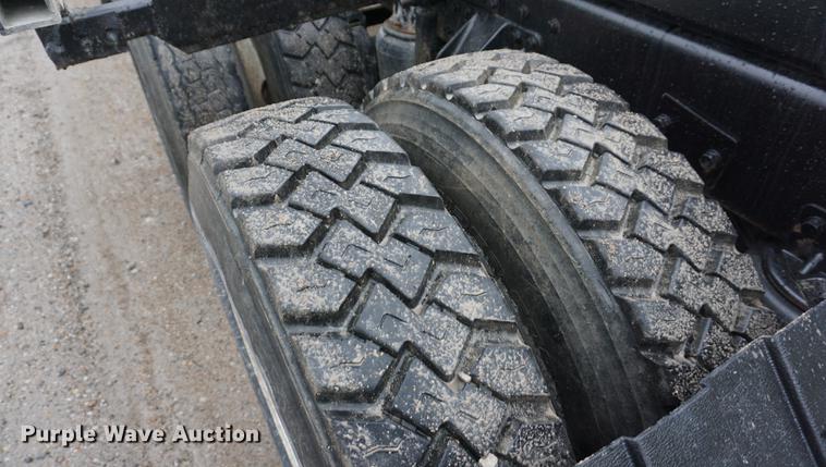 image for item DE3195 1999 Mack CH613 roll-off container truck