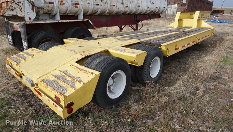image for item DE3198 1969 Hyster C25T equipment trailer