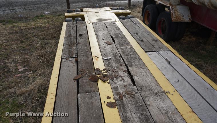 image for item DE3198 1969 Hyster C25T equipment trailer