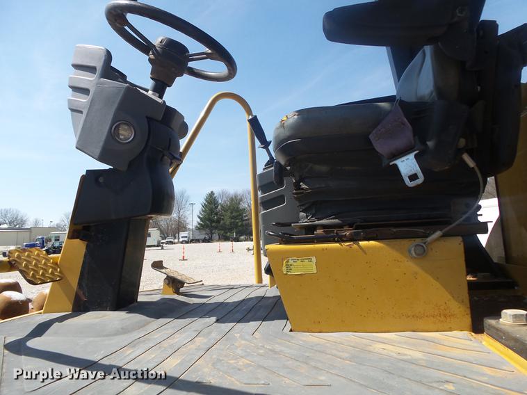 image for item DE3583 2004 Caterpillar CP-563E single drum vibratory roller