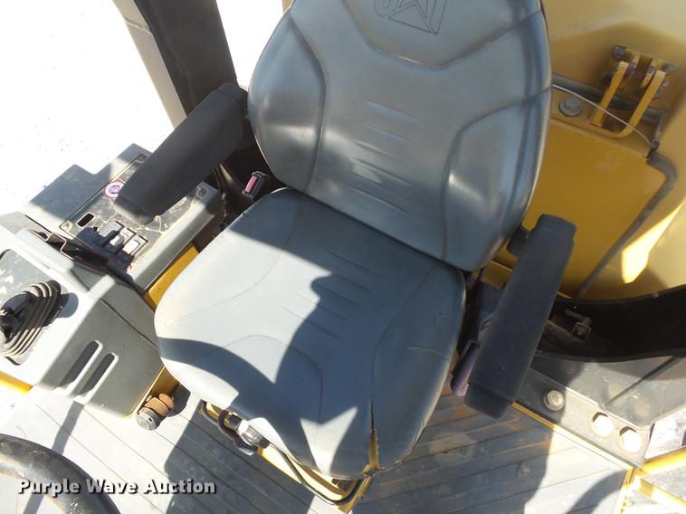 image for item DE3583 2004 Caterpillar CP-563E single drum vibratory roller