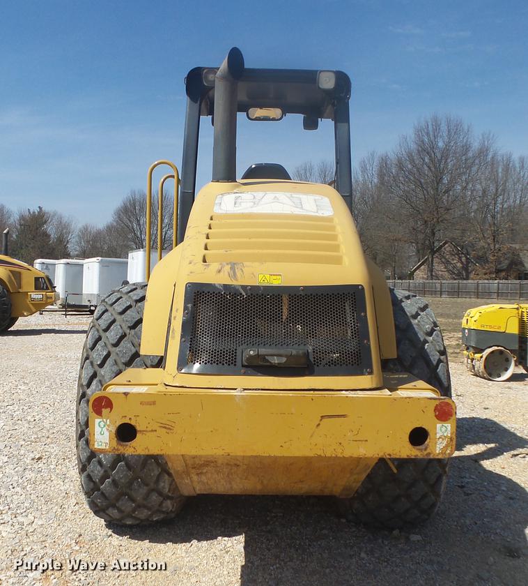 image for item DE3585 2004 Caterpillar CS-563E single drum vibratory roller