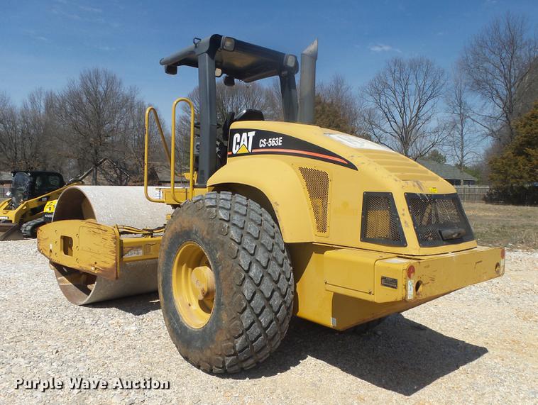 image for item DE3585 2004 Caterpillar CS-563E single drum vibratory roller