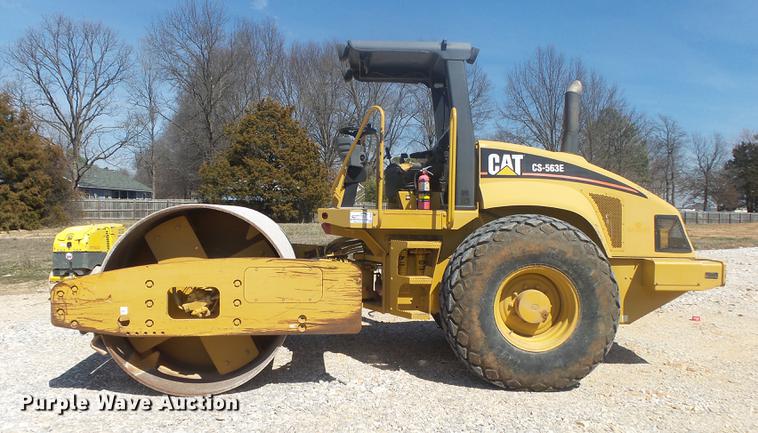 image for item DE3585 2004 Caterpillar CS-563E single drum vibratory roller
