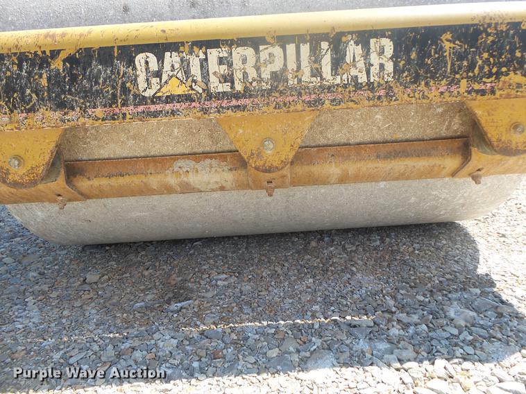 image for item DE3585 2004 Caterpillar CS-563E single drum vibratory roller
