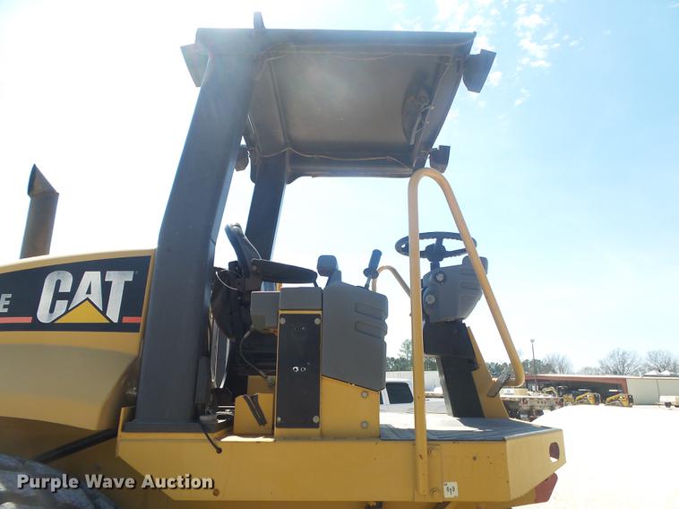 image for item DE3585 2004 Caterpillar CS-563E single drum vibratory roller