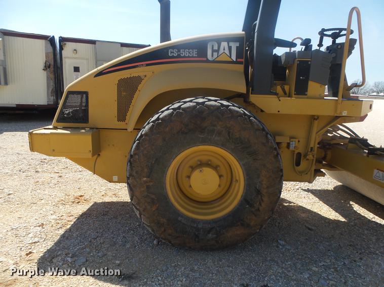 image for item DE3585 2004 Caterpillar CS-563E single drum vibratory roller