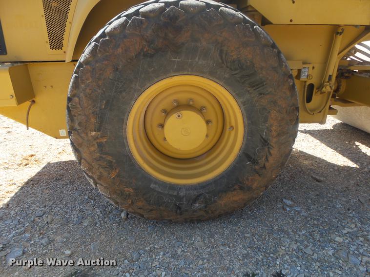 image for item DE3585 2004 Caterpillar CS-563E single drum vibratory roller