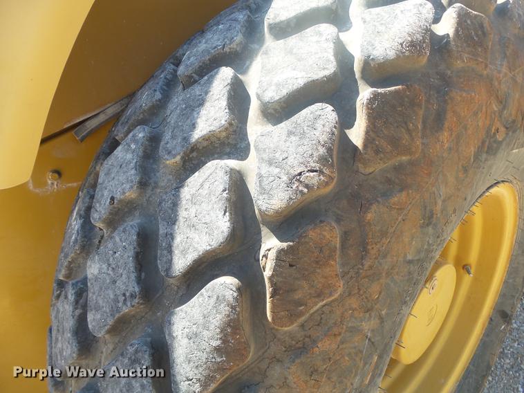 image for item DE3585 2004 Caterpillar CS-563E single drum vibratory roller