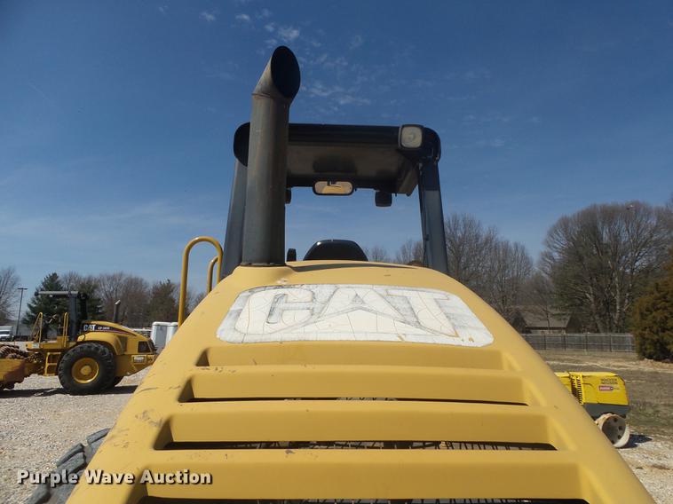 image for item DE3585 2004 Caterpillar CS-563E single drum vibratory roller