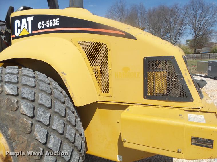 image for item DE3585 2004 Caterpillar CS-563E single drum vibratory roller