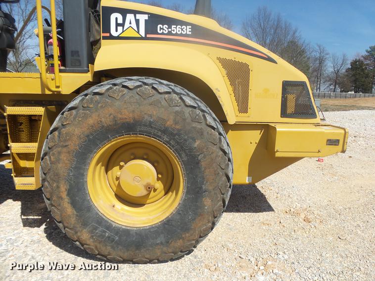 image for item DE3585 2004 Caterpillar CS-563E single drum vibratory roller