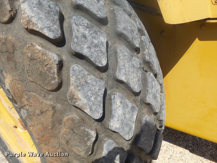image for item DE3585 2004 Caterpillar CS-563E single drum vibratory roller