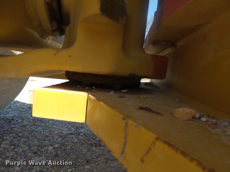 image for item DE3585 2004 Caterpillar CS-563E single drum vibratory roller