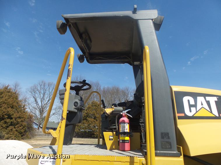 image for item DE3585 2004 Caterpillar CS-563E single drum vibratory roller