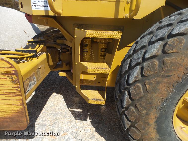 image for item DE3585 2004 Caterpillar CS-563E single drum vibratory roller