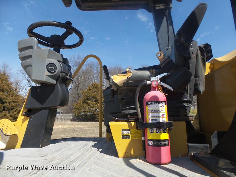 image for item DE3585 2004 Caterpillar CS-563E single drum vibratory roller