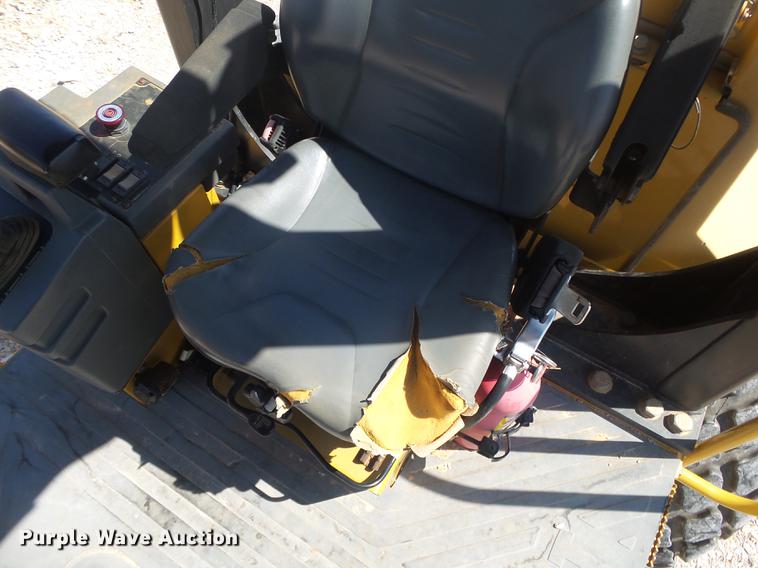 image for item DE3585 2004 Caterpillar CS-563E single drum vibratory roller