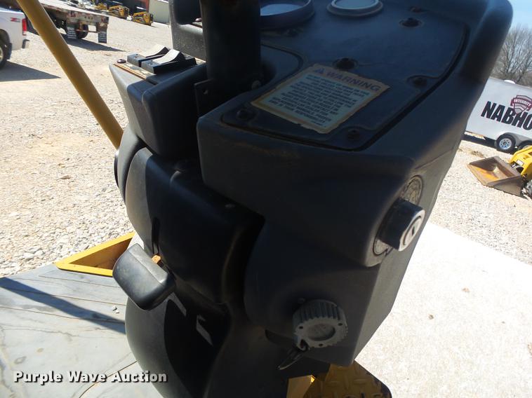 image for item DE3585 2004 Caterpillar CS-563E single drum vibratory roller