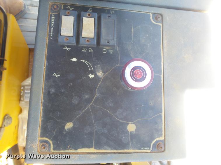 image for item DE3585 2004 Caterpillar CS-563E single drum vibratory roller