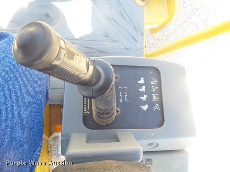 image for item DE3585 2004 Caterpillar CS-563E single drum vibratory roller