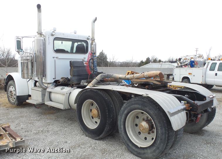 image for item DF4253 2007 Peterbilt 379 semi truck