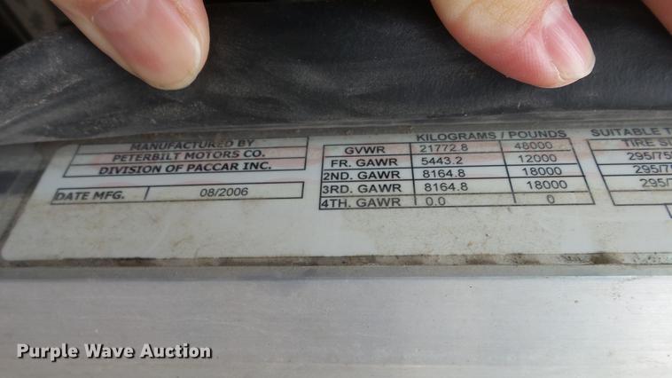 image for item DF4253 2007 Peterbilt 379 semi truck