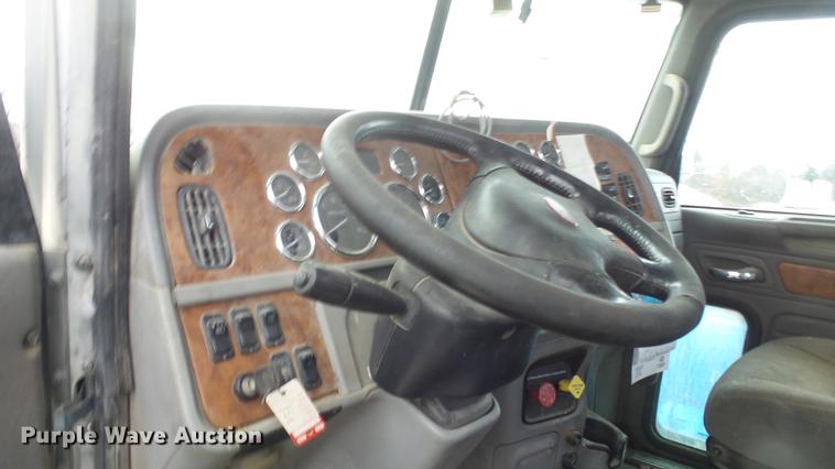 image for item DF4253 2007 Peterbilt 379 semi truck