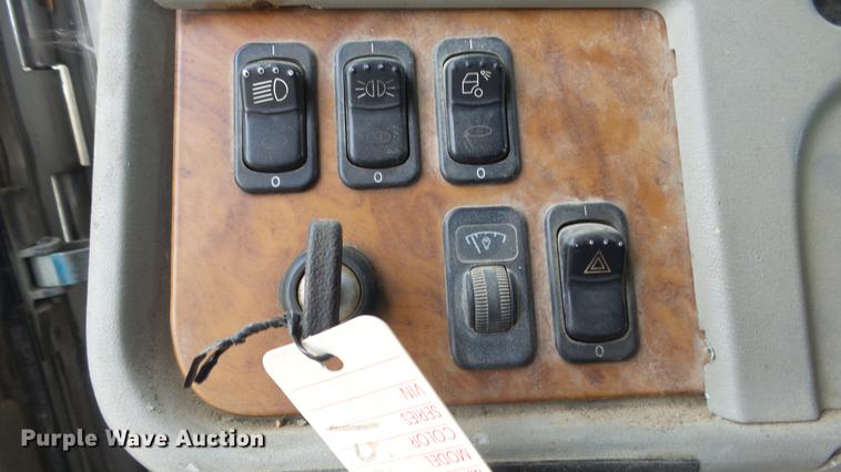 image for item DF4253 2007 Peterbilt 379 semi truck