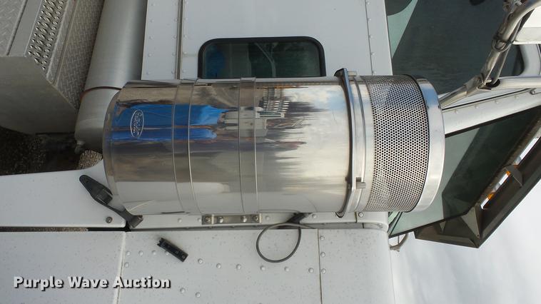 image for item DF4253 2007 Peterbilt 379 semi truck