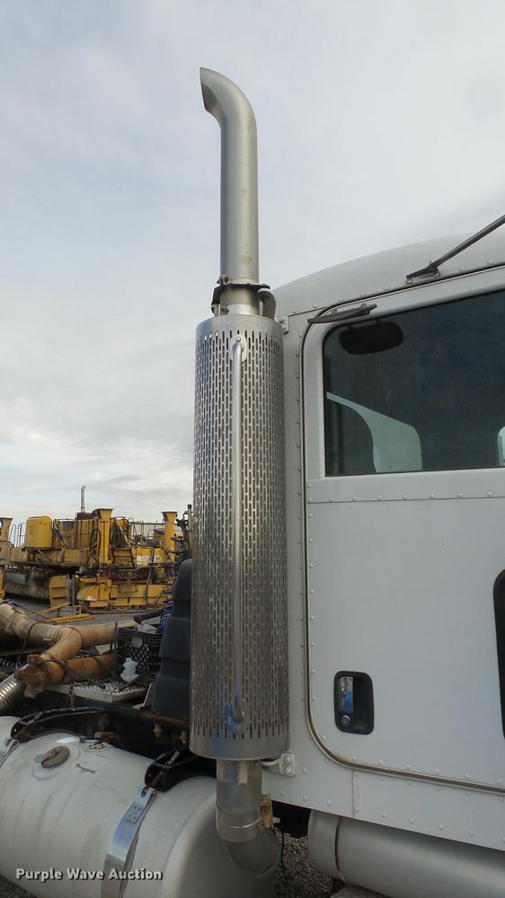 image for item DF4253 2007 Peterbilt 379 semi truck