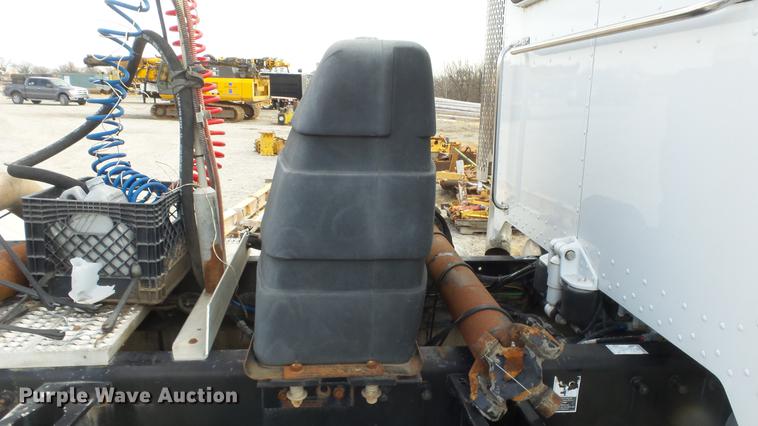 image for item DF4253 2007 Peterbilt 379 semi truck