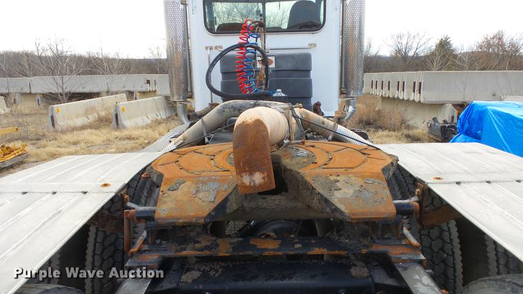 image for item DF4253 2007 Peterbilt 379 semi truck