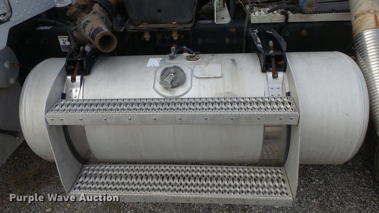 image for item DF4253 2007 Peterbilt 379 semi truck