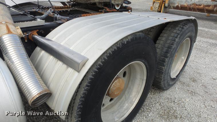 image for item DF4253 2007 Peterbilt 379 semi truck