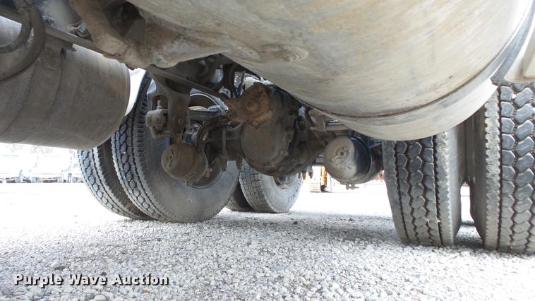 image for item DF4253 2007 Peterbilt 379 semi truck