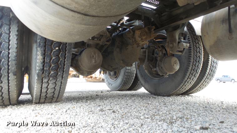 image for item DF4253 2007 Peterbilt 379 semi truck