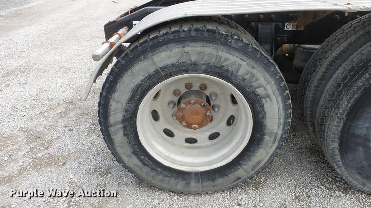 image for item DF4253 2007 Peterbilt 379 semi truck