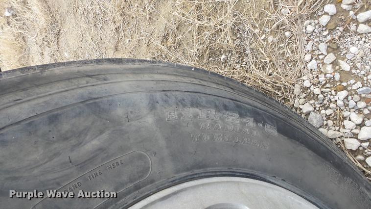 image for item DF4253 2007 Peterbilt 379 semi truck