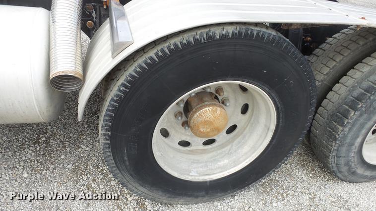 image for item DF4253 2007 Peterbilt 379 semi truck