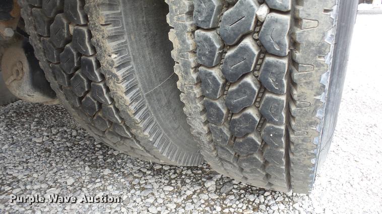 image for item DF4253 2007 Peterbilt 379 semi truck