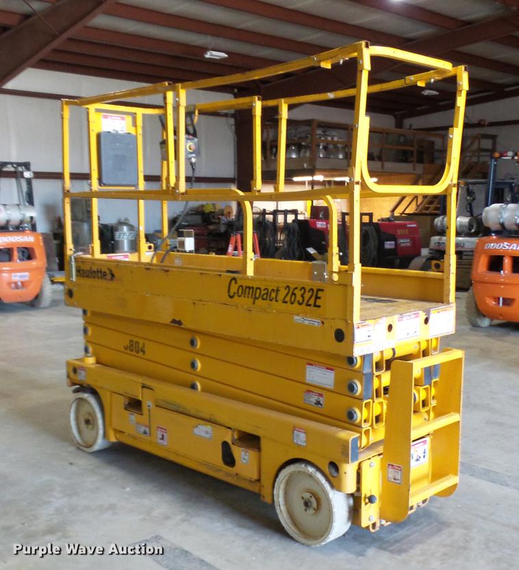image for item DP9568 2007 Haulotte 2632E scissor lift